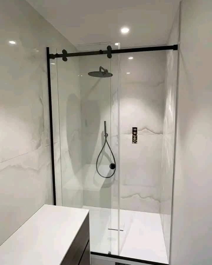 Douche moderne en verre